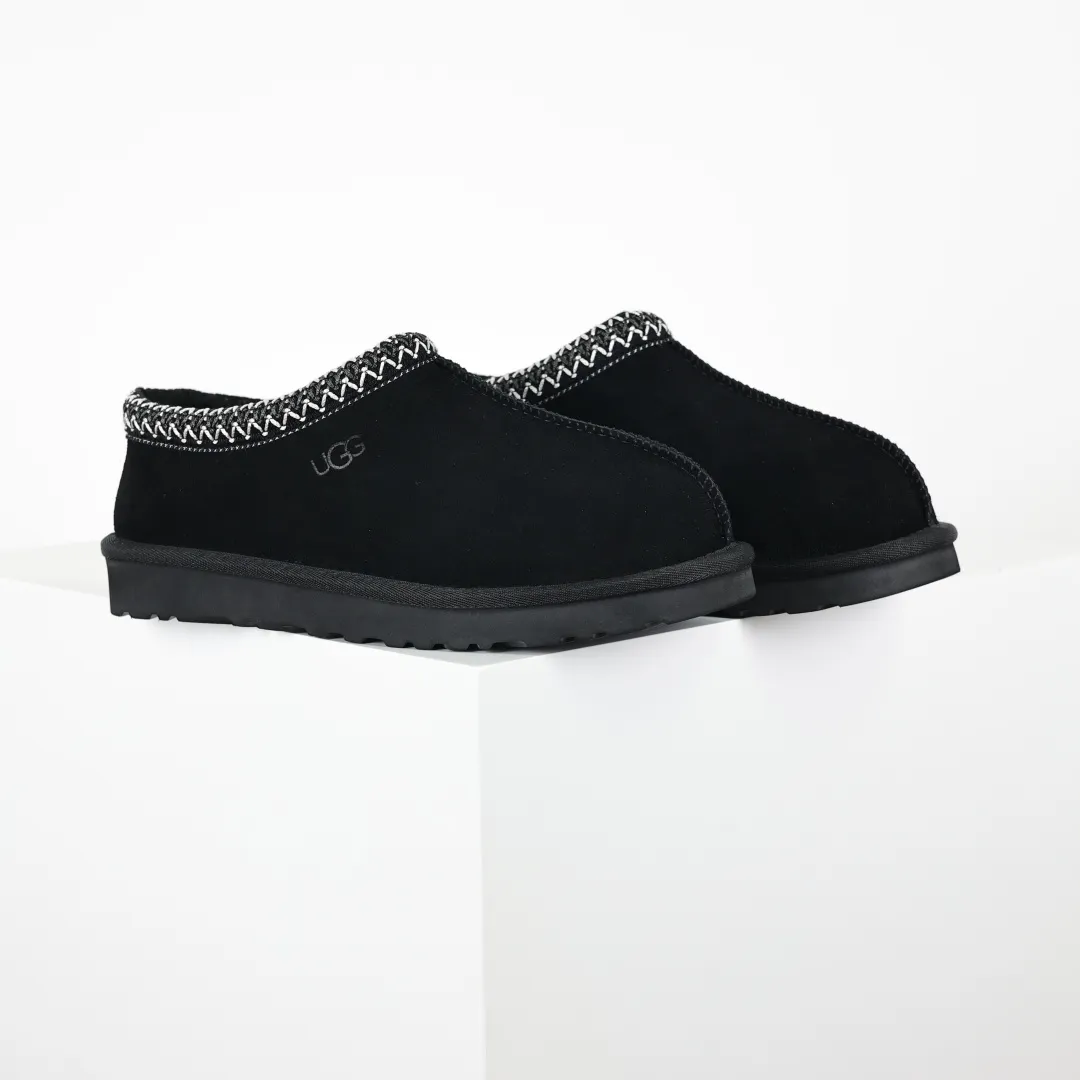 Copy price 💰540 Core recommendation Good price 5cm thick sole, independently developed original outsole, cashmere insole, keeping warm in winter, suitable for home use. In the new year, uug launched a style series, which is partially geared towards the preferences of young consumers. It has also moved to the forefront of fashion trends. Shoe body material, water-repellent coated suede upper, 17 mm UGGPURE™ implanted wool insole, lightweight non-slip and comfortable rubber outsole, with brand LOGO and trademark, with full package Size: 35 36 37 38 39 40 41 42 43 44 45